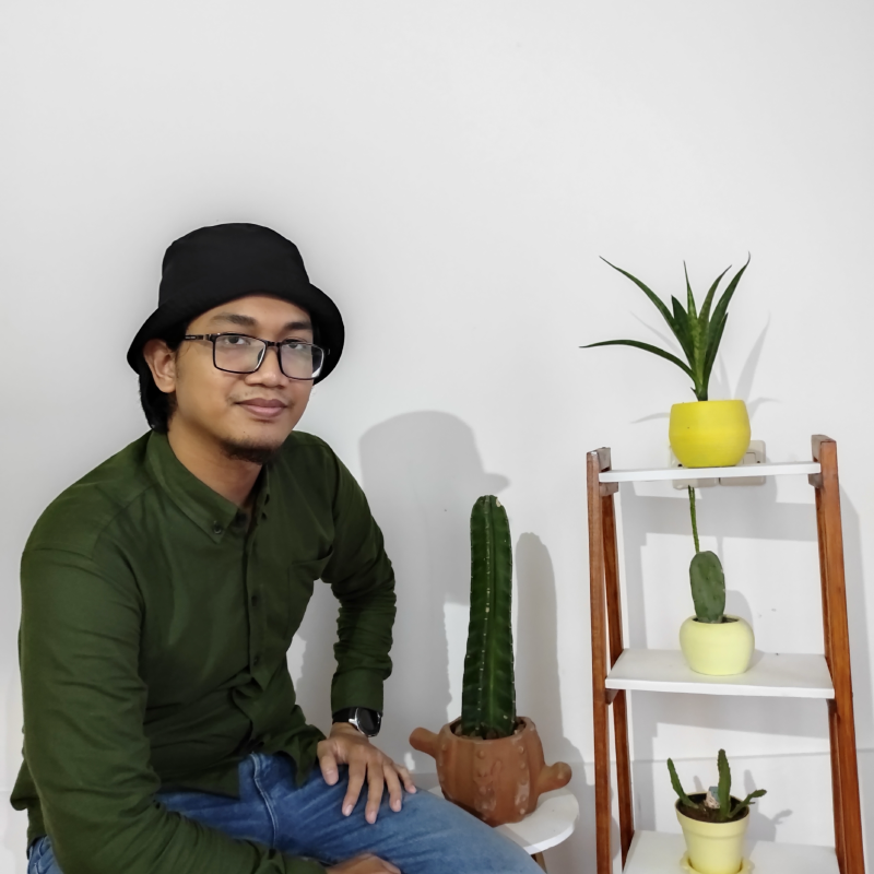 Featured image of post Tentang Penulis